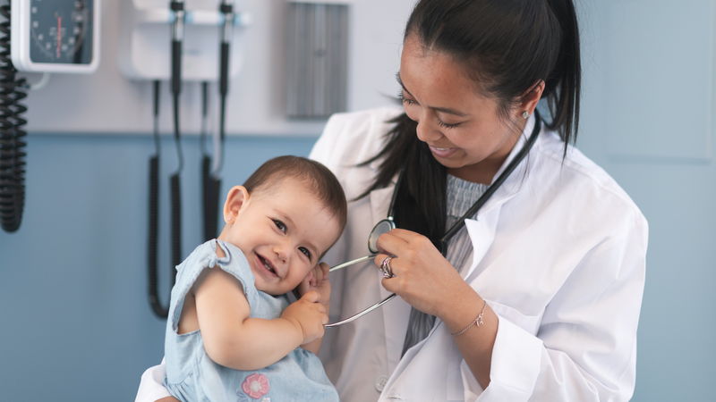 Trẻ chững cân kéo dài, sụt cân hoặc có dấu hiệu bất thường nên được thăm khám