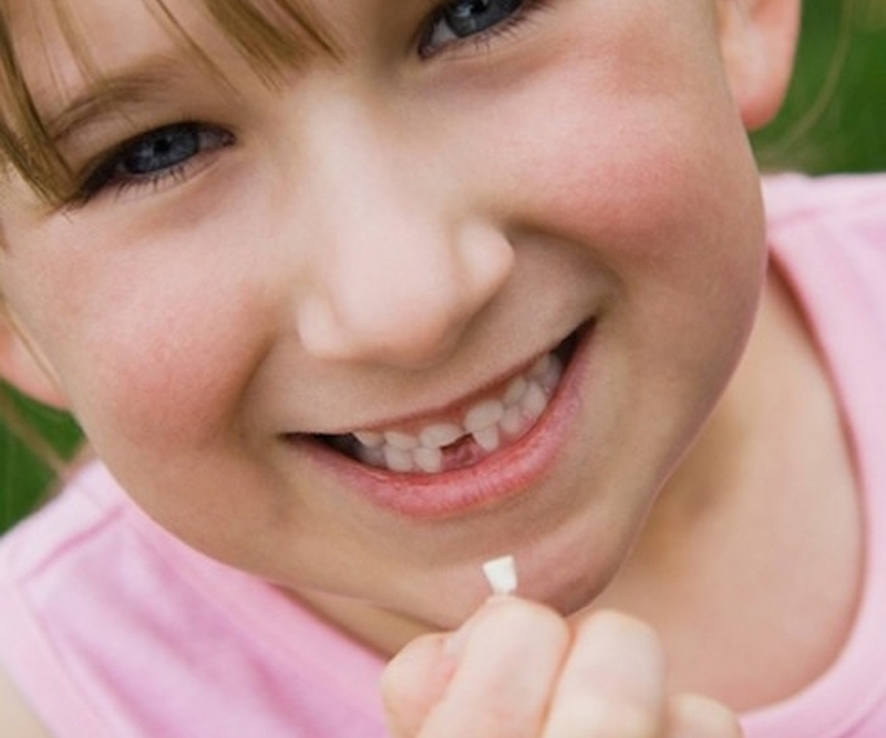 mach-me-cach-xu-ly-an-toan-khi-tre-bi-gay-rang-sua