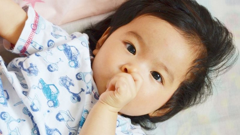 tre 2 tuoi bi hoi mieng 02