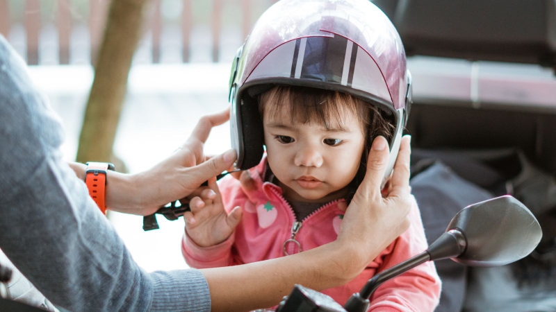 Bé 2 tuổi có nên đội mũ bảo hiểm không?