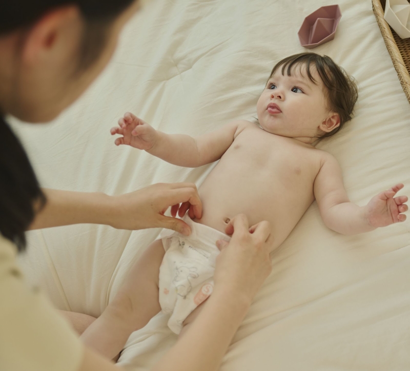Bé 3 tháng nên dùng bỉm dán hay bỉm quần? 4