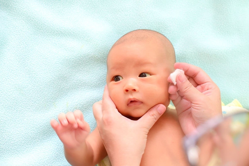 Bé 3 tuổi mắt bị đổ ghèn: Nguyên nhân và cách khắc phục 4