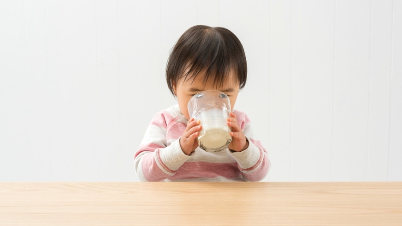 Bé 3 tuổi uống sữa hạt được không? Lợi ích và những điều cha mẹ cần biết 3
