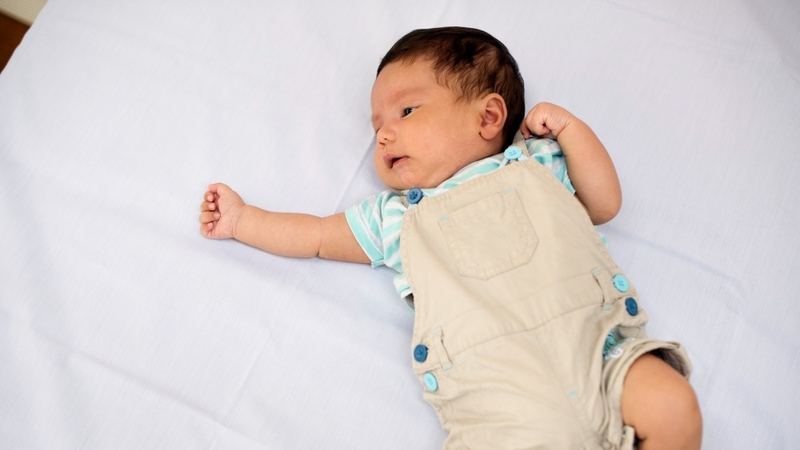 Bé 4 tháng chưa biết lật có sao không? 3