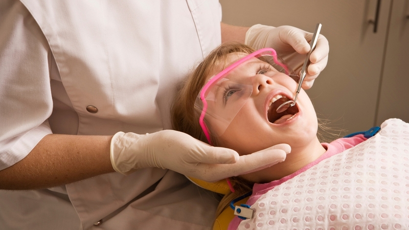 Cần theo dõi kỹ tình trạng của trẻ sau khi nhổ răng