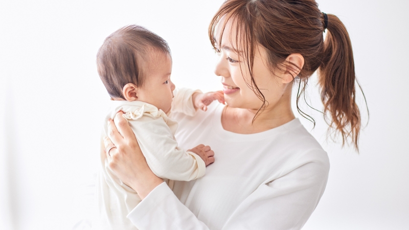 Điều chỉnh tư thế bế và hỗ trợ bé vận động phù hợp giúp trẻ thoải mái hơn