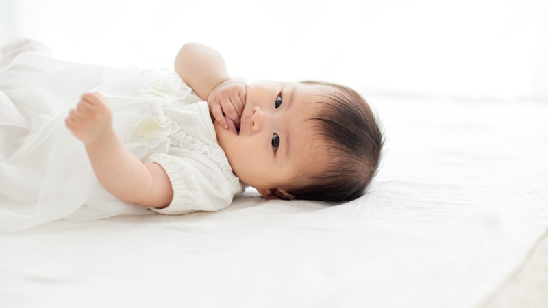 Bé 5 tháng tuổi hay ưỡn người có thể là biểu hiện phát triển vận động bình thường