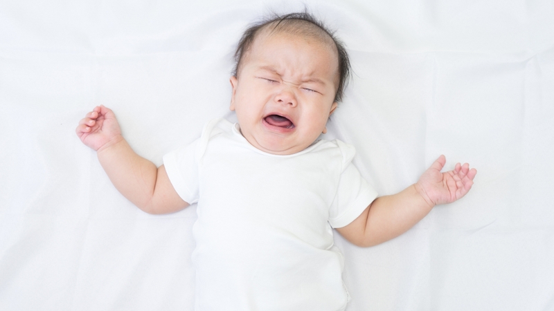 Trào ngược dạ dày thực quản có thể khiến bé ưỡn lưng, quấy khóc hoặc từ chối bú