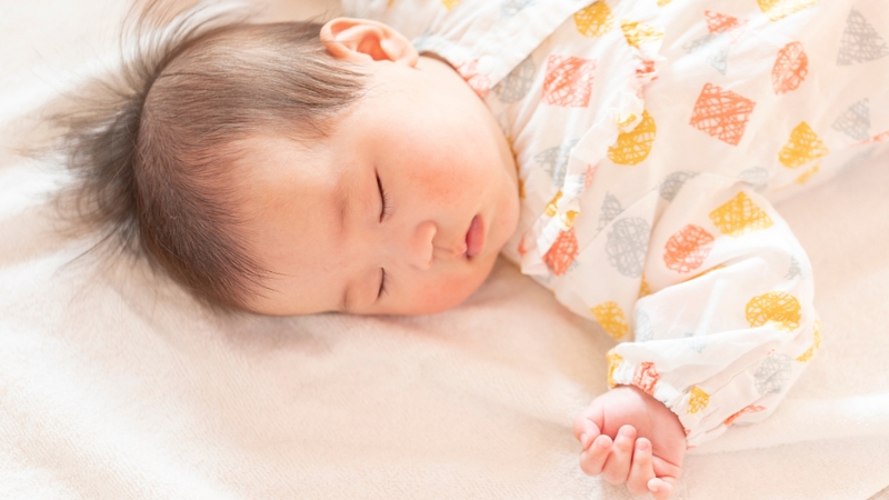 Cha mẹ nên đưa bé đến bác sĩ nhi khoa nếu trẻ ưỡn người kèm bỏ bú hoặc cứng cơ