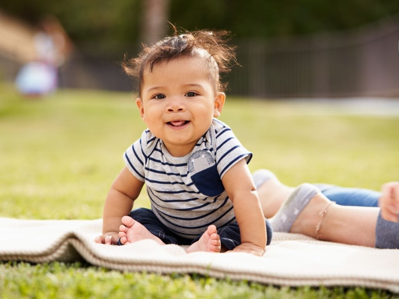 Bé 6 tháng tuổi chưa biết ngồi có sao không? Biện pháp hỗ trợ bé học ngồi cha mẹ nên biết 1