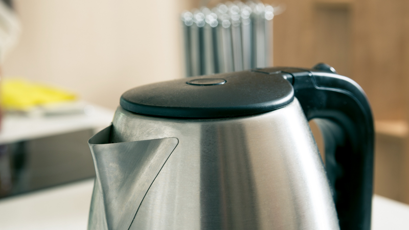 Bé bị nước sôi đổ trực tiếp lên người, gây bỏng nhiều vùng cơ thể