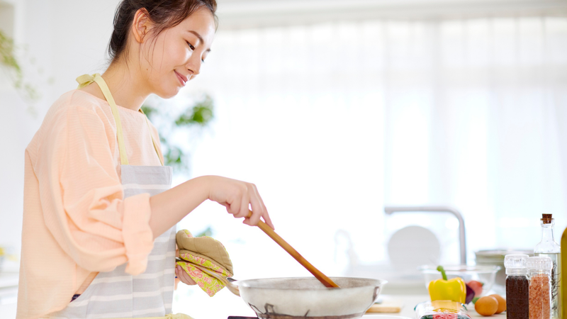 Tai nạn bỏng ở trẻ có thể xảy ra khi người lớn chủ quan hoặc mất tập trung trong lúc nấu nướng