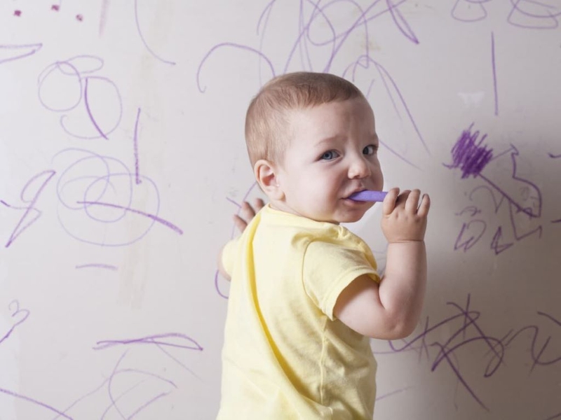 Bé ăn bút sáp màu có sao không và cách xử lý an toàn tại nhà 2