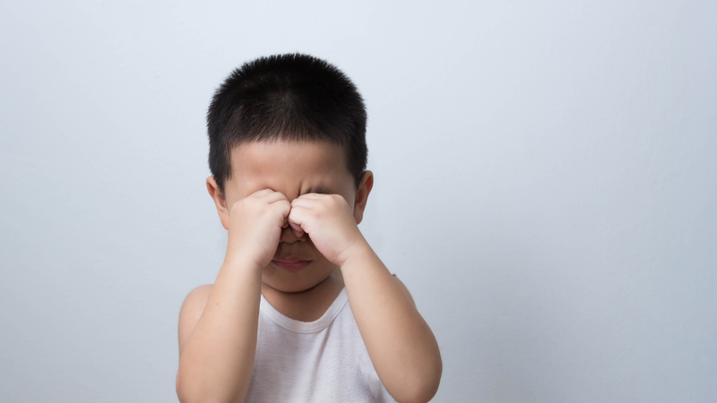 be-bi-dau-mat-nhung-khong-do-hieu-ro-ve-suc-khoe-mat-cua-be 2