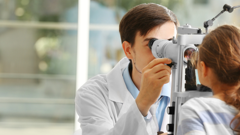 be-bi-dau-mat-nhung-khong-do-hieu-ro-ve-suc-khoe-mat-cua-be 4