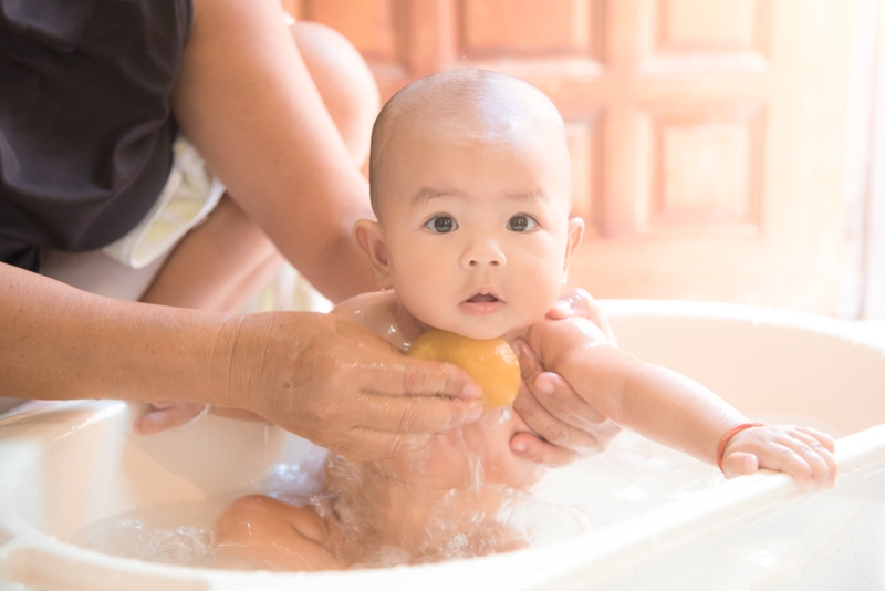 Thực hiện phương pháp tắm lá dân gian cho bé bị hăm cổ