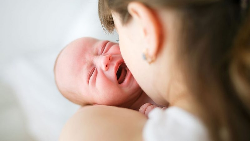 Bé bị lông quặm bẩm sinh phải làm sao? 1