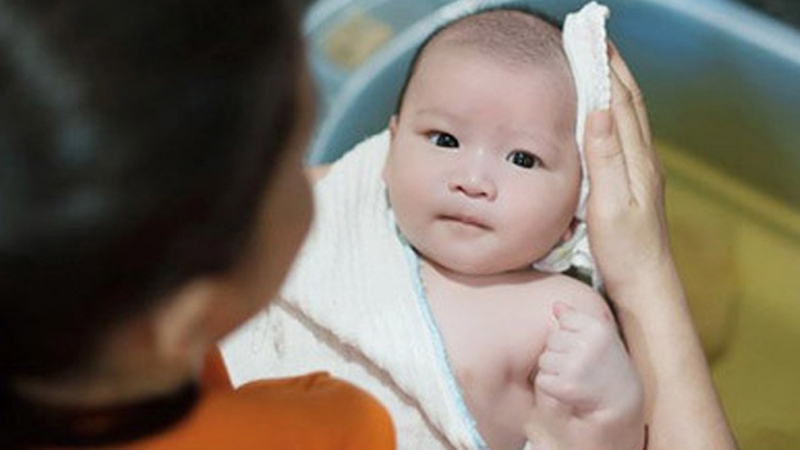 Khi con&nbsp;bị rôm sảy, mẹ vẫn&nbsp;tắm cho bé nhưng tắm bằng nước ấm, và dùng&nbsp;khăn mềm để lau người cho con