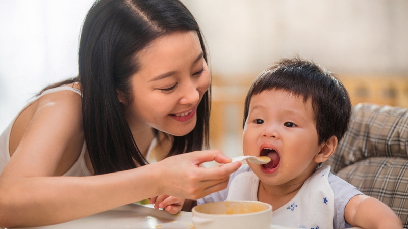 Tạo không khí bữa ăn vui vẻ, không ép buộc hay la mắng giúp bé thoải mái hơn khi ăn