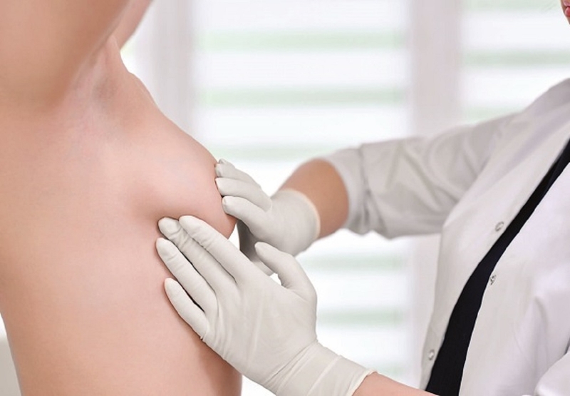 Tác hại khi bé bú một bên