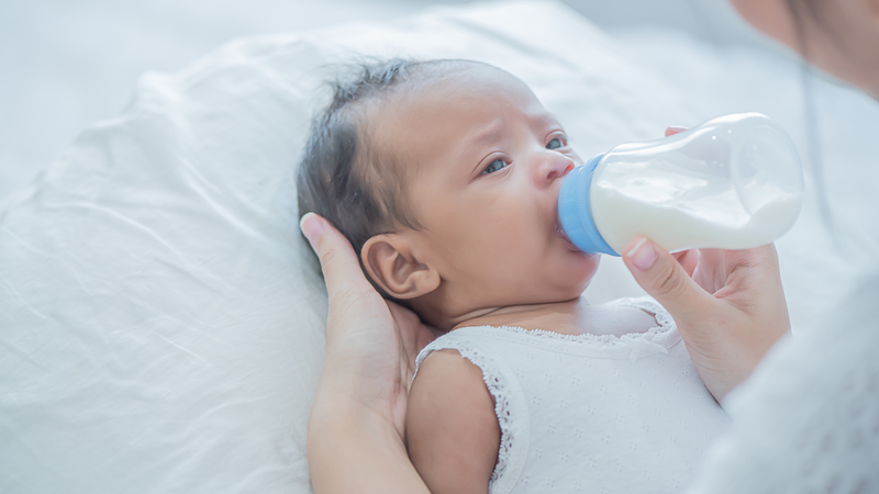 "Bé bú nằm có gây viêm tai giữa không?" còn phụ thuộc vào cách bú của trẻ