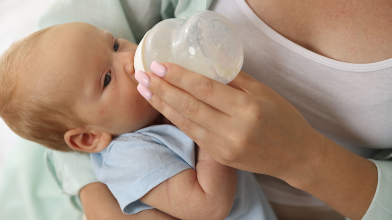 Điều chỉnh tư thế bú phù hợp giúp hạn chế các vấn đề sức khỏe ở trẻ nhỏ