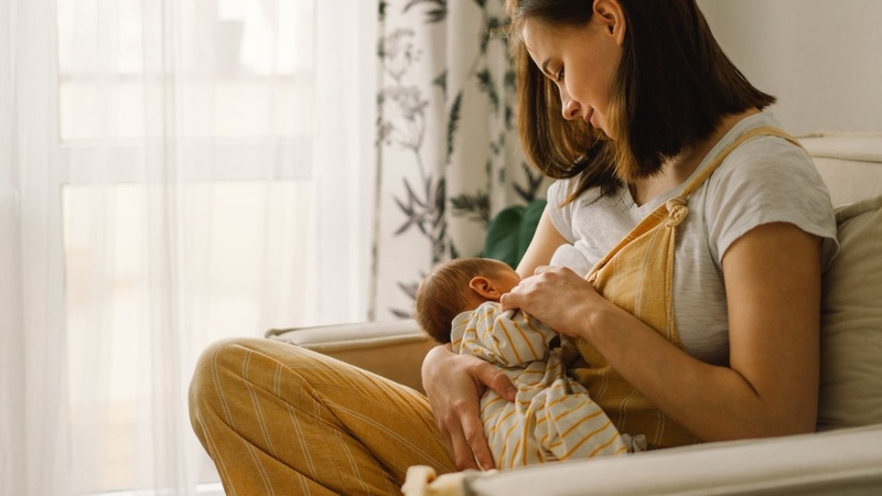 Tình trạng&nbsp;bé bú ngày ít bú đêm nhiều&nbsp;khiến các bậc cha mẹ lo lắng