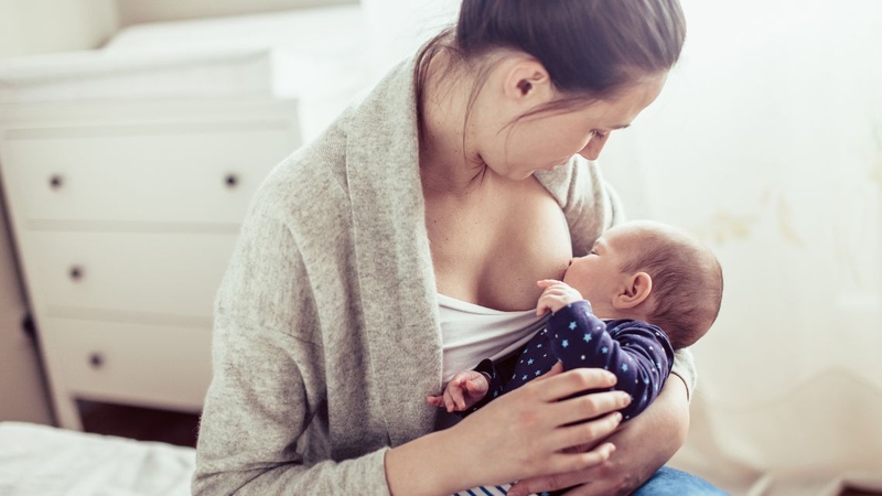 Trẻ sơ sinh thường chưa phân biệt được ngày và đêm, dẫn đến bú đêm nhiều
