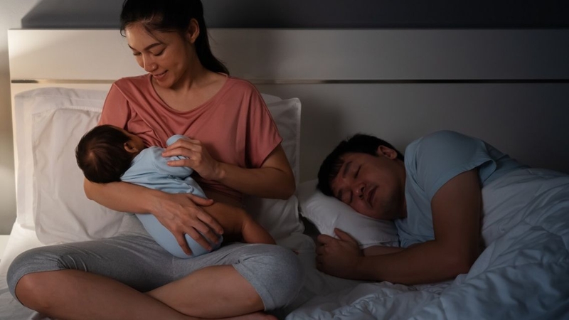 Không gian yên tĩnh vào ban đêm giúp bé bú tốt và dễ ngủ lại
