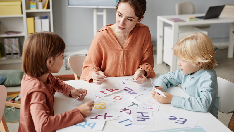 Bé chưa biết nói có nên cho đi nhà trẻ không? Những lợi ích của việc cho trẻ chậm nói đi học sớm 2