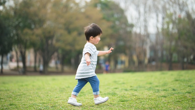 Cho bé đi bộ nhiều có tốt không? Lợi ích khi bé đi bộ đúng cách 3