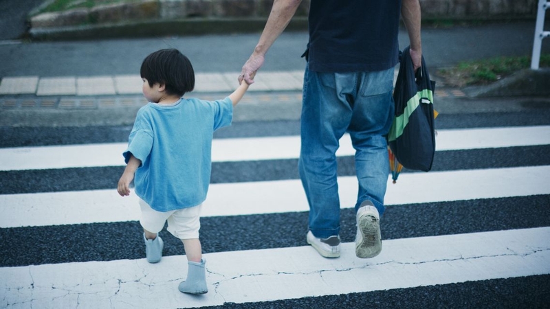 Cho bé đi bộ nhiều có tốt không? Lợi ích khi bé đi bộ đúng cách 2