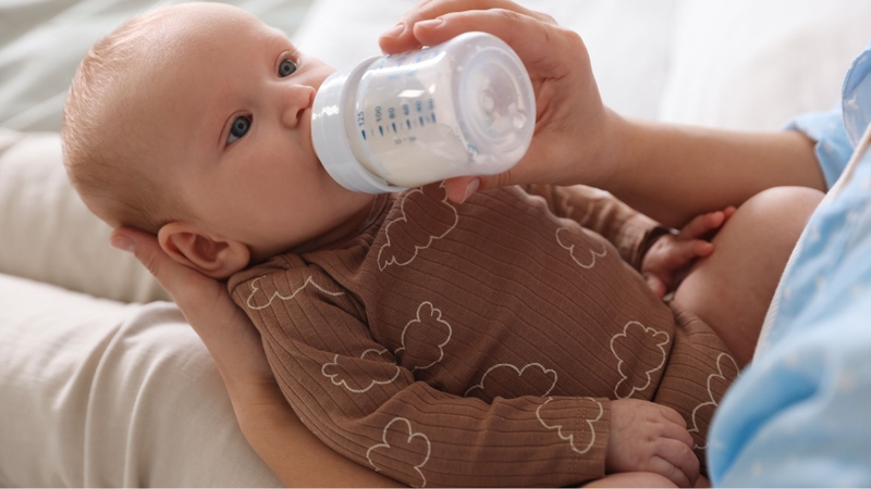 Bổ sung đầy đủ nước và dinh dưỡng giúp trẻ nhanh chóng hồi phục sau tiêm