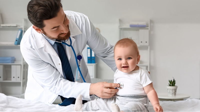 Đưa trẻ đến cơ sở y tế khi phát hiện dấu hiệu bất thường