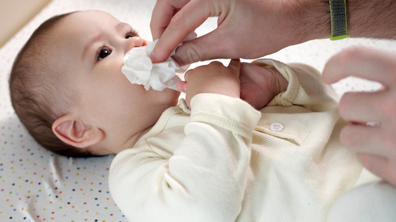 Bé đổ mồ hôi trộm có nguy hiểm không?