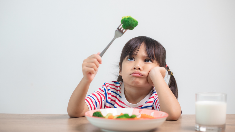 Để cải thiện tình trạng cân nặng, cha mẹ cần xây dựng chế độ ăn khoa học cho bé