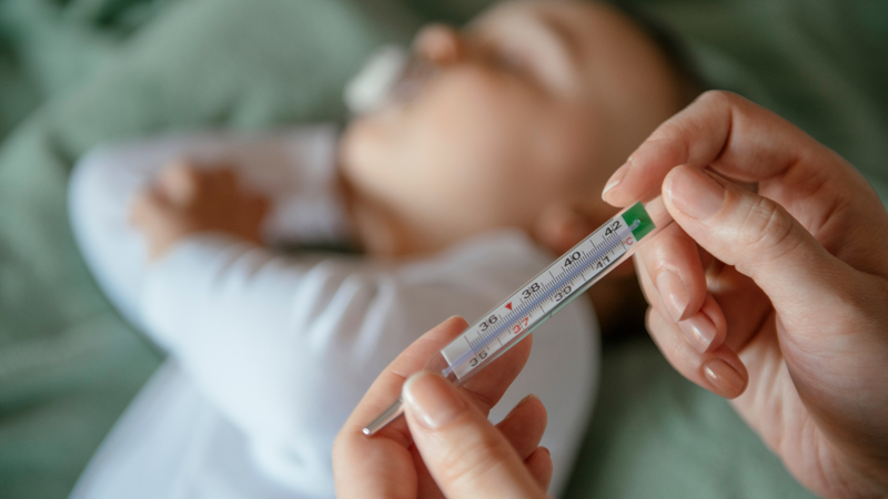 Bé hâm hấp nóng khoảng 37 độ có tiêm chủng được không?