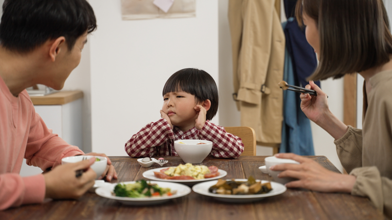 Không khí vui vẻ giúp bé hứng thú hơn với việc ăn uống