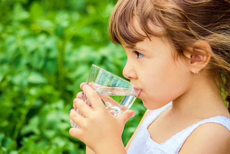 Bé không chịu uống nước phải làm sao? 1