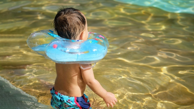 Bé mấy tháng thì bơi thuỷ liệu được? Cần lưu ý gì khi cho bé bơi thủy liệu2