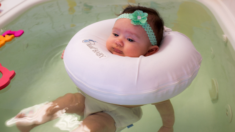 Bé mấy tháng thì bơi thuỷ liệu được? Cần lưu ý gì khi cho bé bơi thủy liệu3