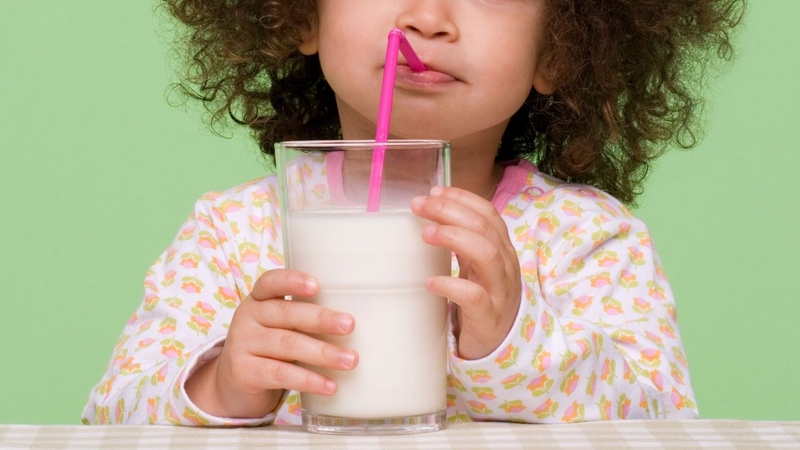 Bé mấy tháng tuổi có thể uống sữa hạt? Cho bé uống sữa hạt đúng cách 2