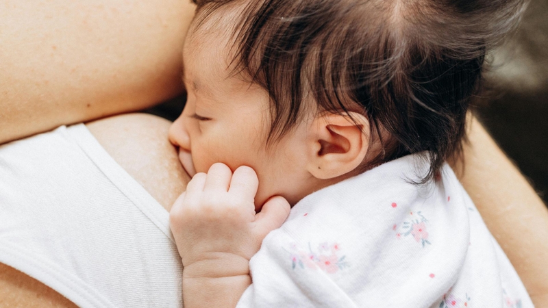 Bé nằm bú có gây viêm tai giữa không là nỗi băn khoăn của nhiều độc giả
