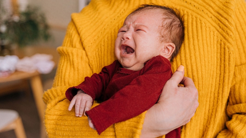 Cha mẹ nên bế vác và vỗ ợ hơi cho trẻ sau bú để tránh trào ngược sữa lên tai mũi họng