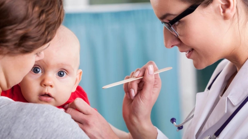 Cha mẹ cần đưa trẻ đến khám bác sĩ nếu trẻ sốt cao và có dấu hiệu đau tai kéo dài