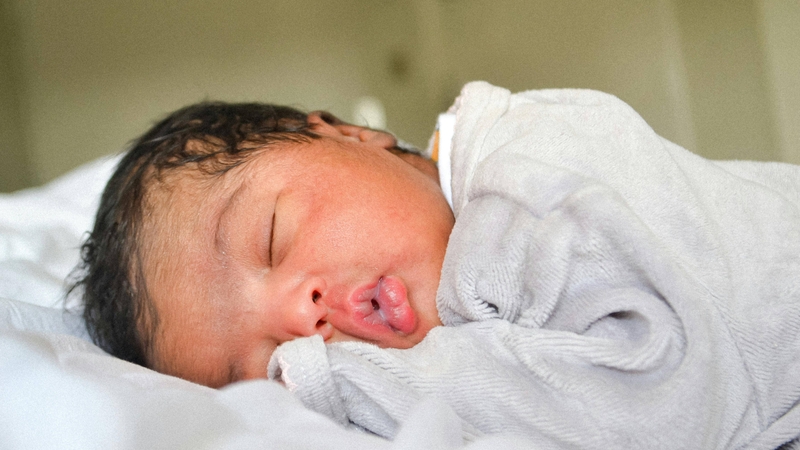 Bé thở khò khè như ngáy khi ngủ có thể là nghẹt mũi do dịch tiết hoặc môi trường khô