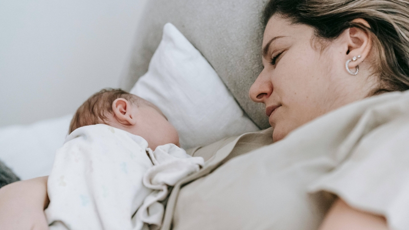 Để kiểm soát yếu tố dị ứng, nên giữ môi trường sống sạch sẽ, giặt chăn gối thường xuyên