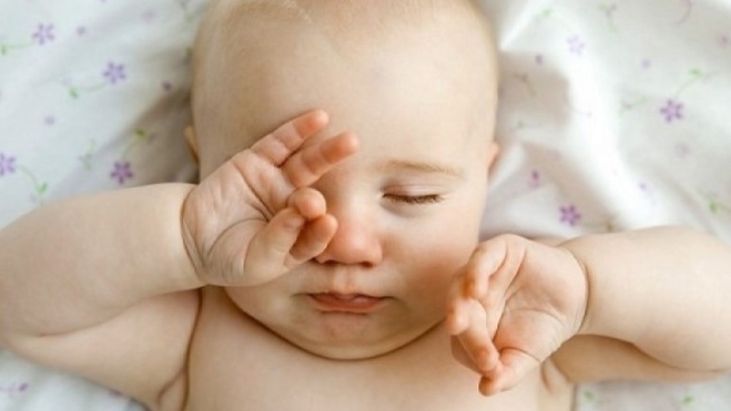 huong-dan-cach-chua-viem-bo-mi-mat-o-tre-so-sinh-3