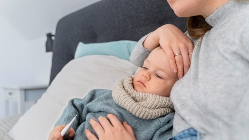 Bé sốt siêu vi mấy ngày hết? Cách chăm sóc bé mau khỏi 1