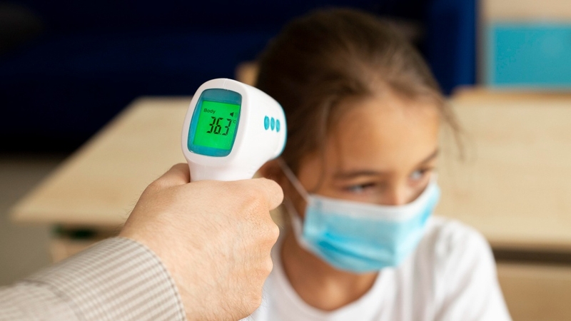 Bé sốt siêu vi mấy ngày hết? Cách chăm sóc bé mau khỏi 2